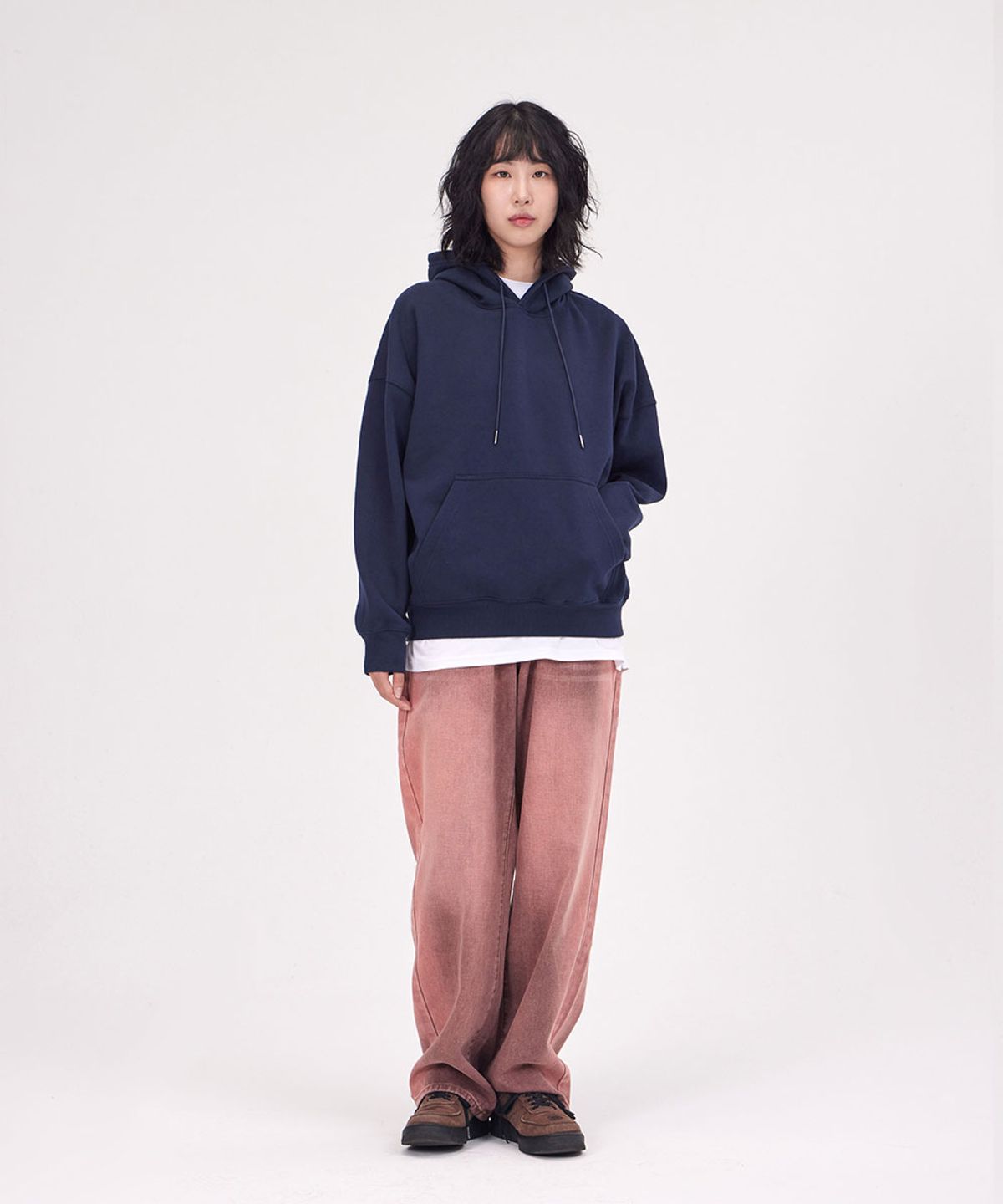앳 더 모먼트(AT THE MOMENT) 오버핏 드롭숄더 에센셜 후디_네이비