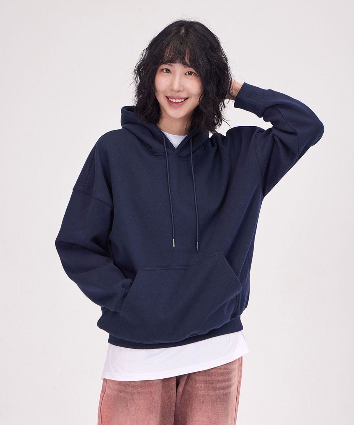 앳 더 모먼트(AT THE MOMENT) 오버핏 드롭숄더 에센셜 후디_네이비