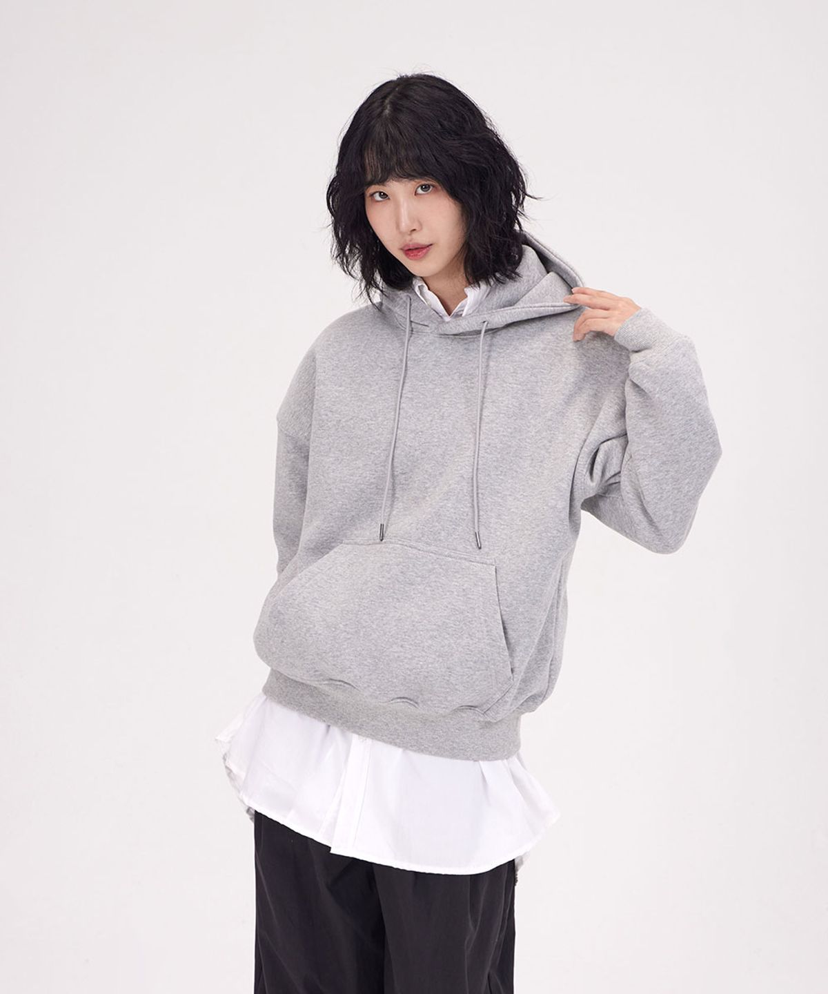 앳 더 모먼트(AT THE MOMENT) 오버핏 드롭숄더 에센셜 후디_멜란지