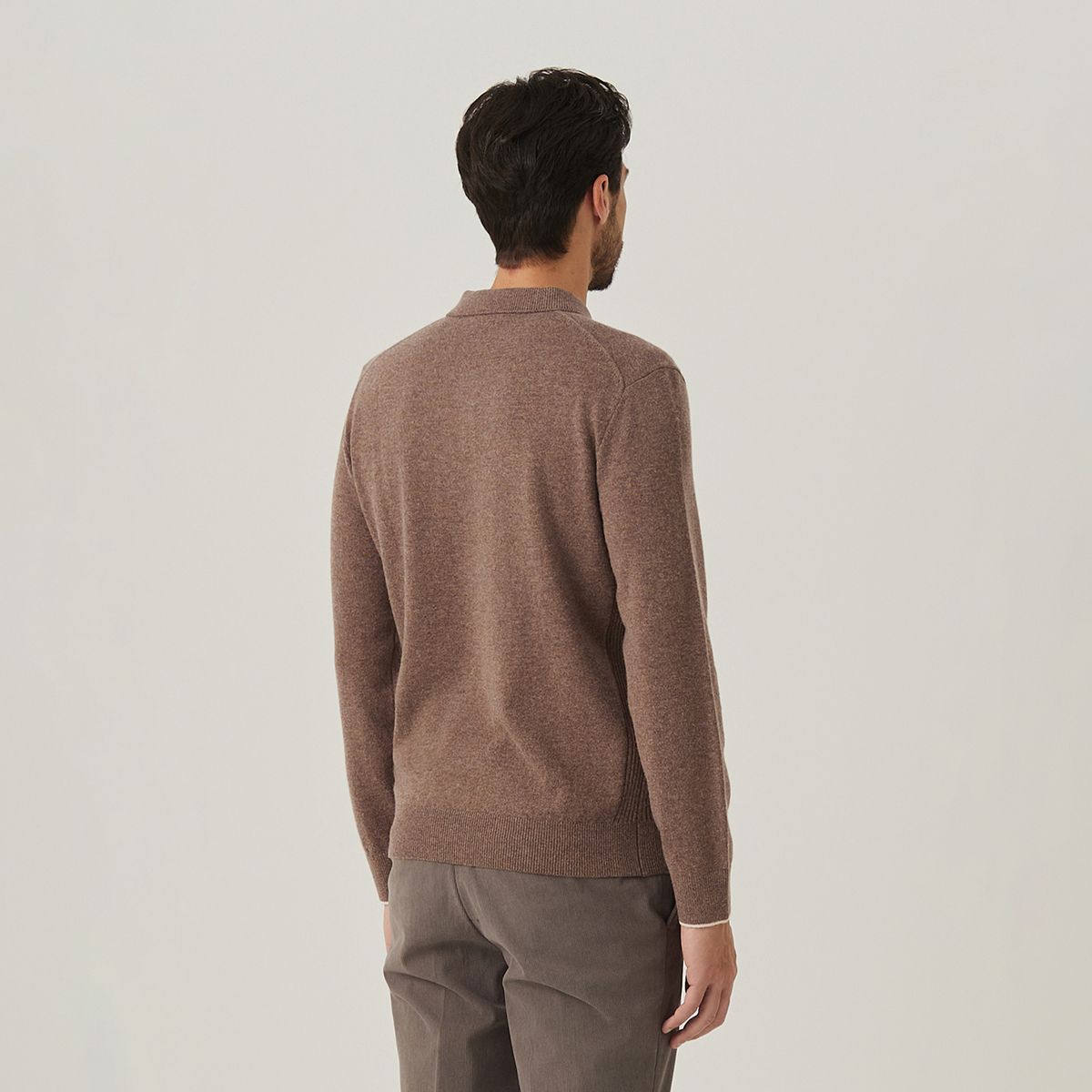 페라로 밀라노(FERRAROMILANO) 배색포인트 티에리 스웨터 브라운(AM0ETS40157)