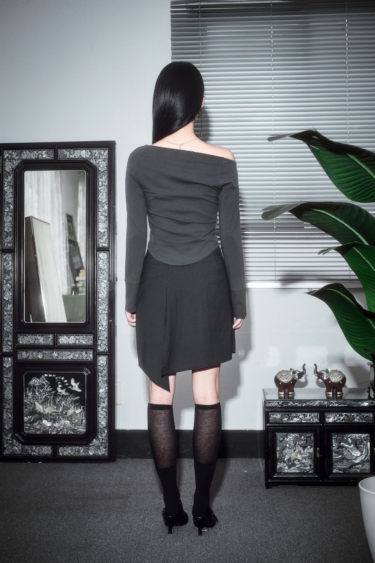 디어미(DEAR,ME) 언발란스 캡슐 스커트 [블랙 스트라이프]
