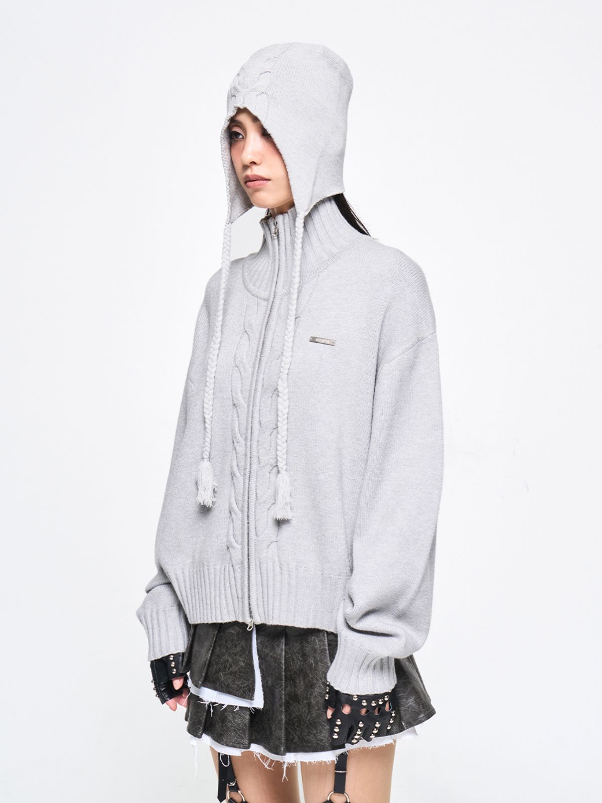 와이이이엘(YEEL) CABLE KNIT METAL LOGO ZIP-UP GREY