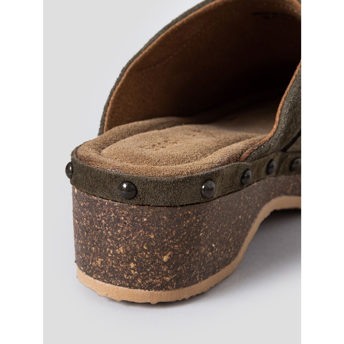 숄(SCHOLL) (WOMEN) 청키솔 버튼 장식 크로그  카키 (HH49K2C41H)