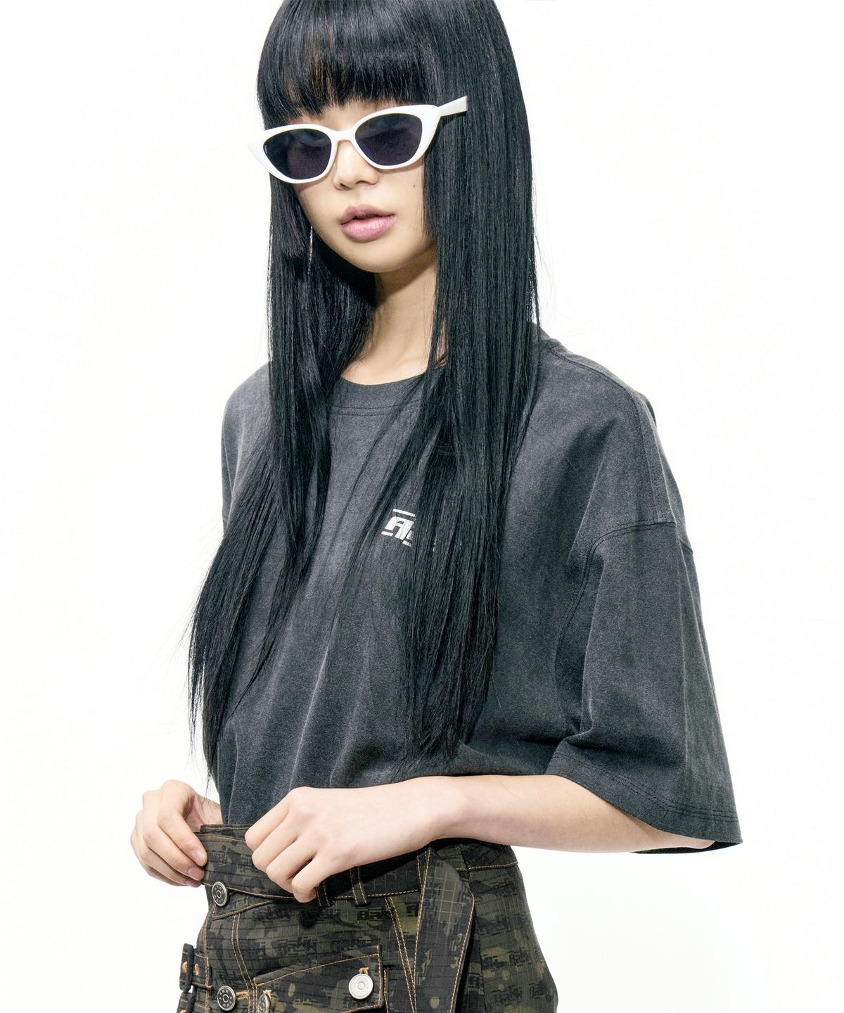 에이프런웨이(AIFERUNWAY) 피그먼트 로고 티셔츠