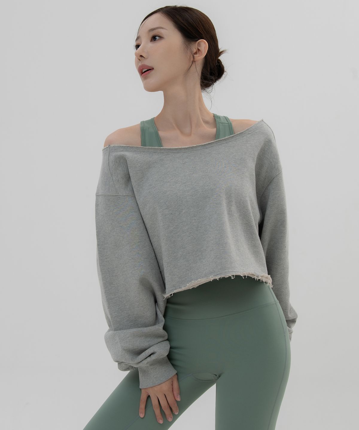 콘치웨어(CONCHWEAR) 빈티지 오프숄 크롭 맨투맨 (2color)
