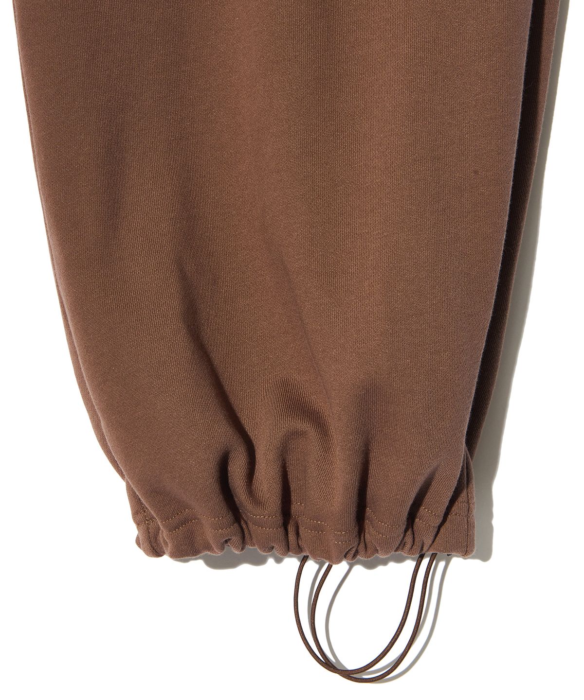 피스메이커(PIECE MAKER) PCE POCKET APPLIQUE SWEAT PANTS (BROWN)