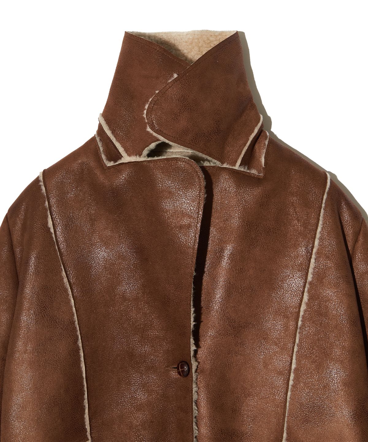 피스메이커(PIECE MAKER) CRACK FAUX LEATHER SHEARING MUSTANG COAT (TAN)