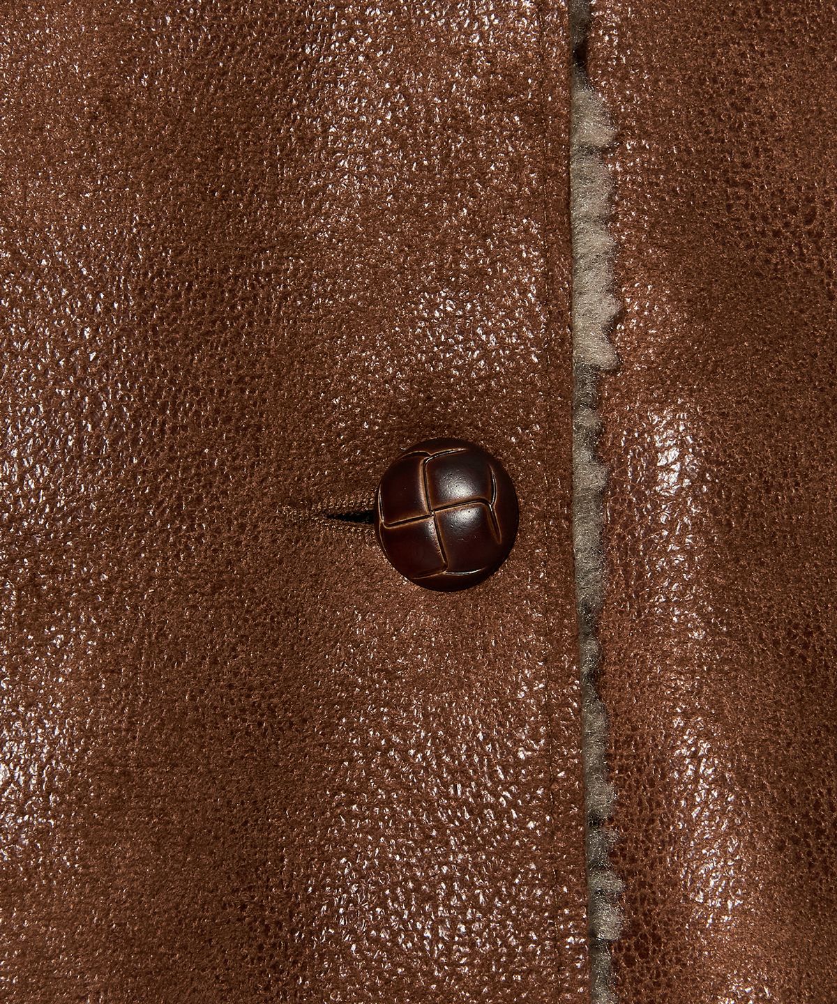 피스메이커(PIECE MAKER) CRACK FAUX LEATHER SHEARING MUSTANG COAT (TAN)