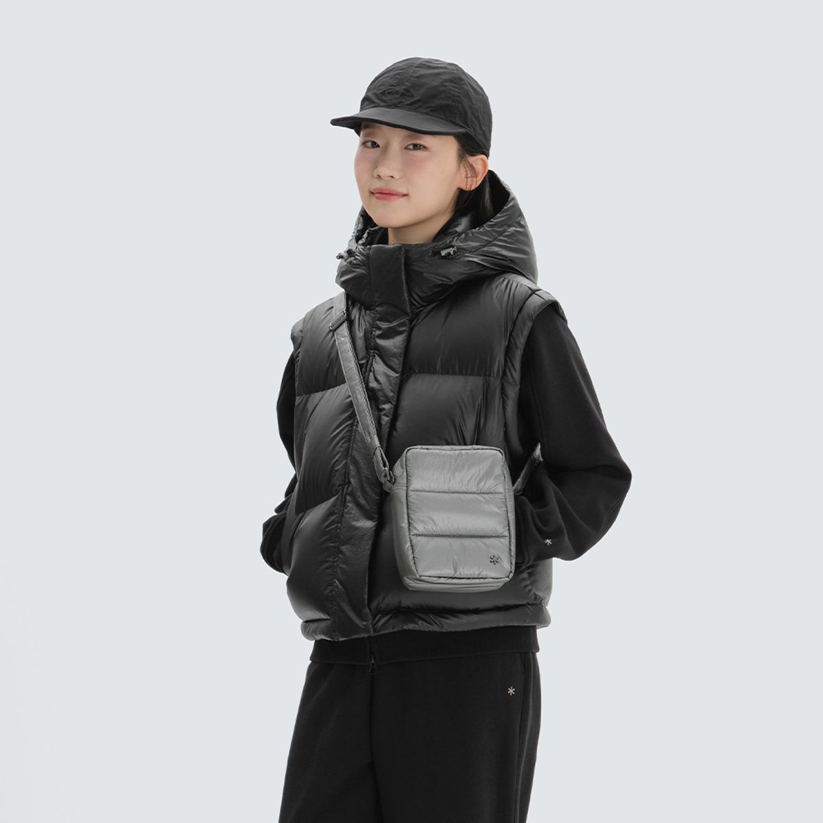 스노우피크 어패럴(SNOWPEAK APPAREL) 글로시 여성 후드 디테쳐블 푸퍼 다운 자켓 (S24WWTDJ23) Black