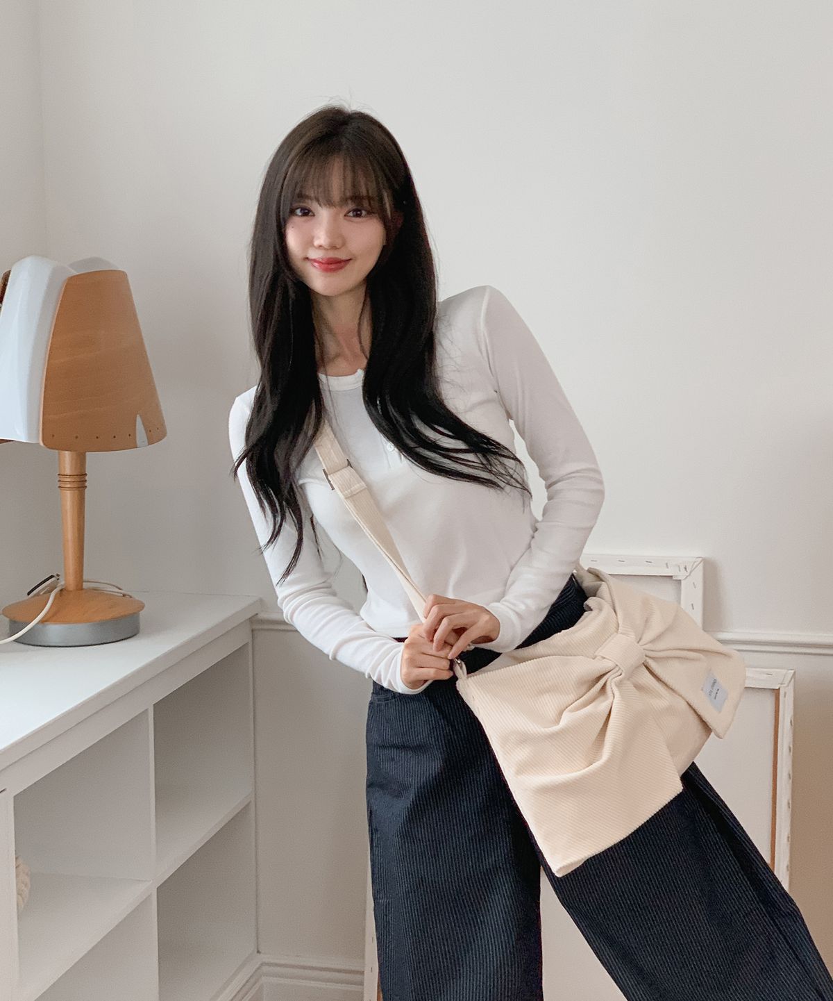 어틸스튜디오(ATIL STUDIO) 코듀로이 듀이 리본 호보 숄더 앤 크로스백 _ [아이보리]