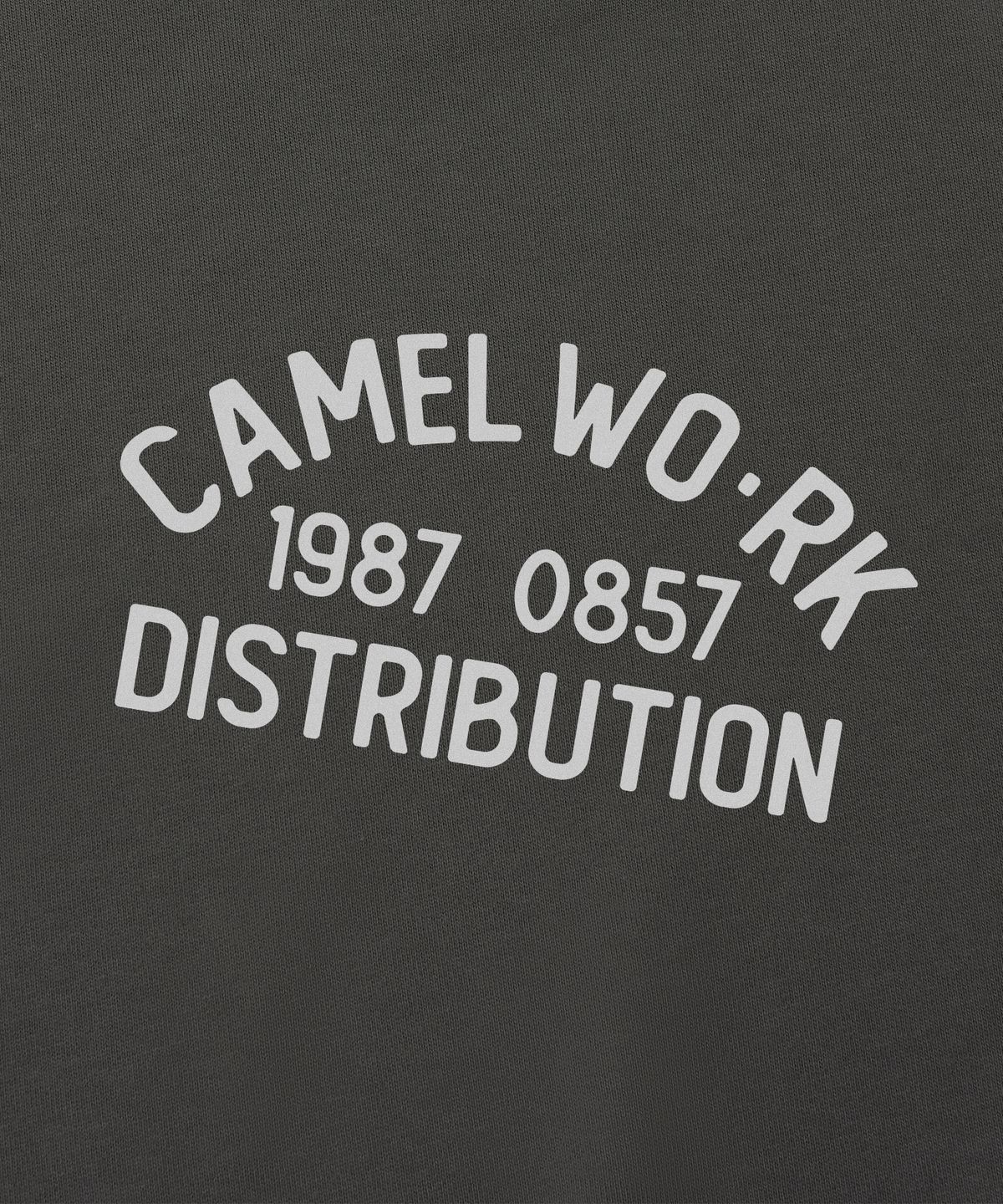 카멜워크(CAMEL WORK) 카멜 디스트리뷰션 라운드 로고 스웨트셔츠(차콜)