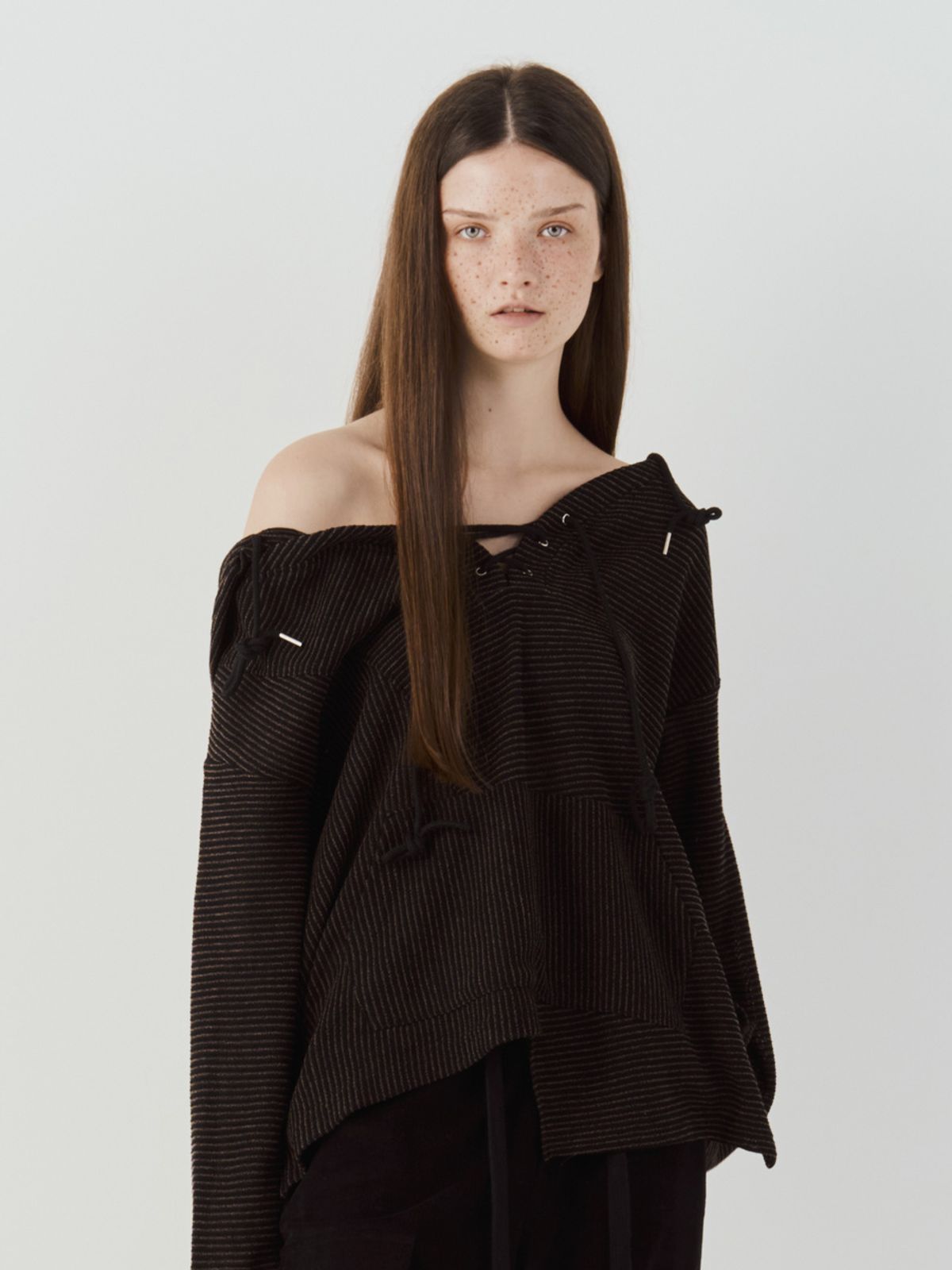 쎄쎄쎄(SETSETSET) BOHEMIAN LACE-UP KNIT TOP (BLACK)