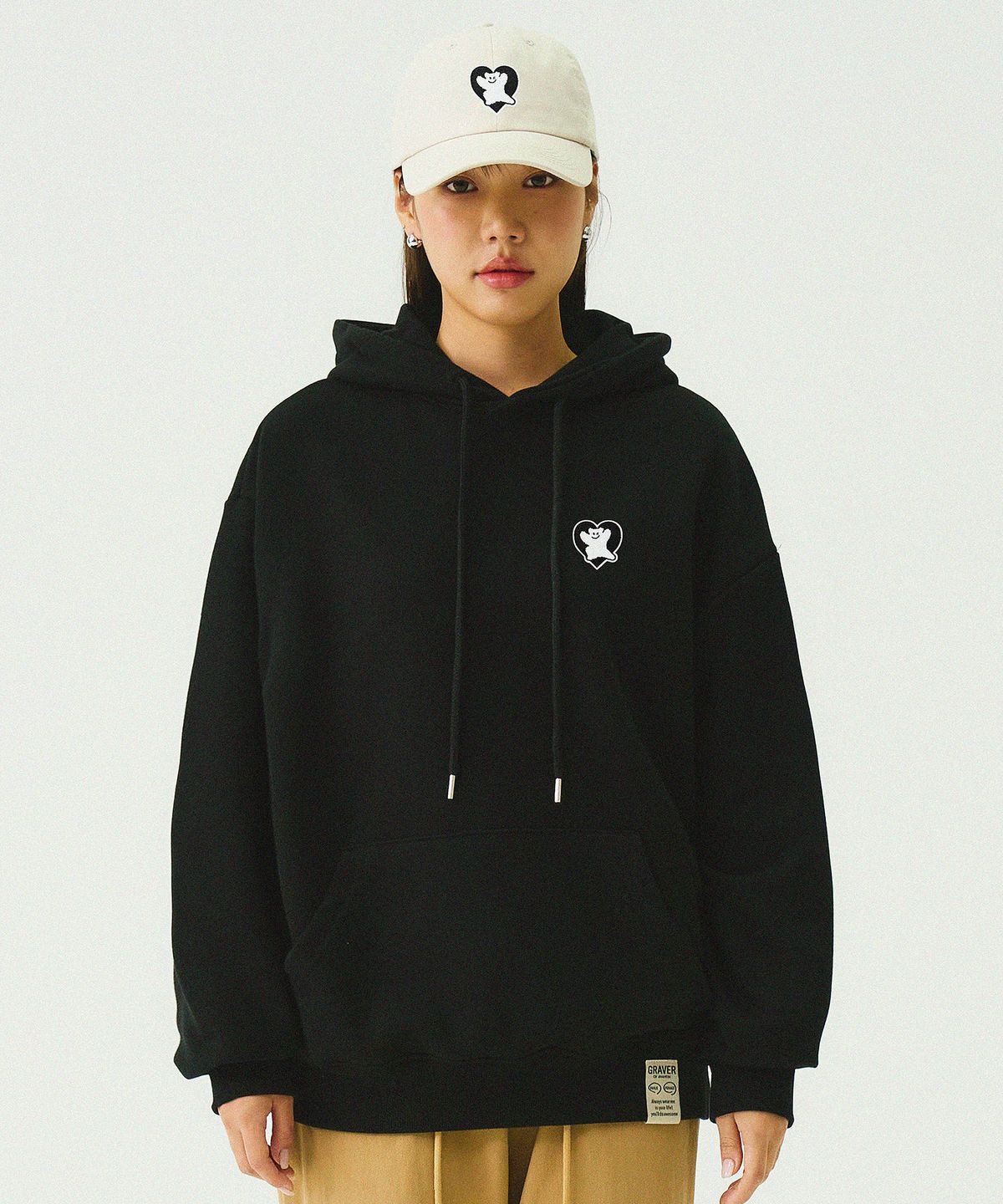그레이버(GRAVER) [UNISEX]베어 블랙 하트 자수 볼캡_베이지