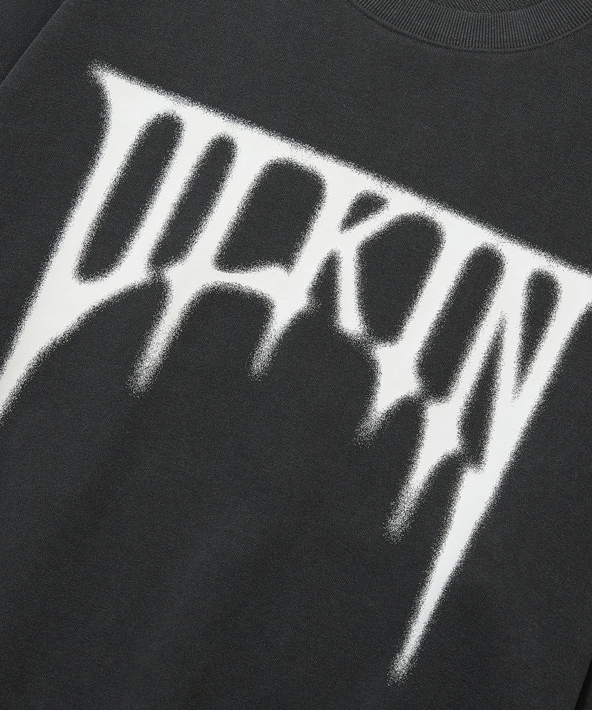 얼킨(ULKIN) 스머징 스컬 그래픽 스웻셔츠_차콜