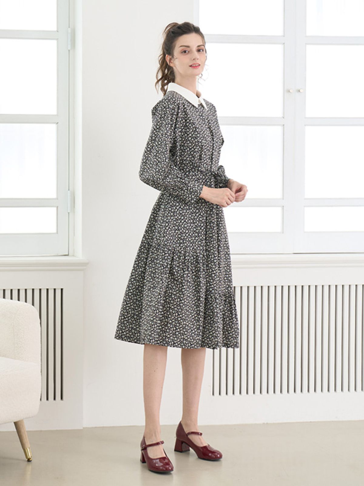 엘바이엘(LBYL) 블랙 플라워 화이트 카라 라그란 원피스