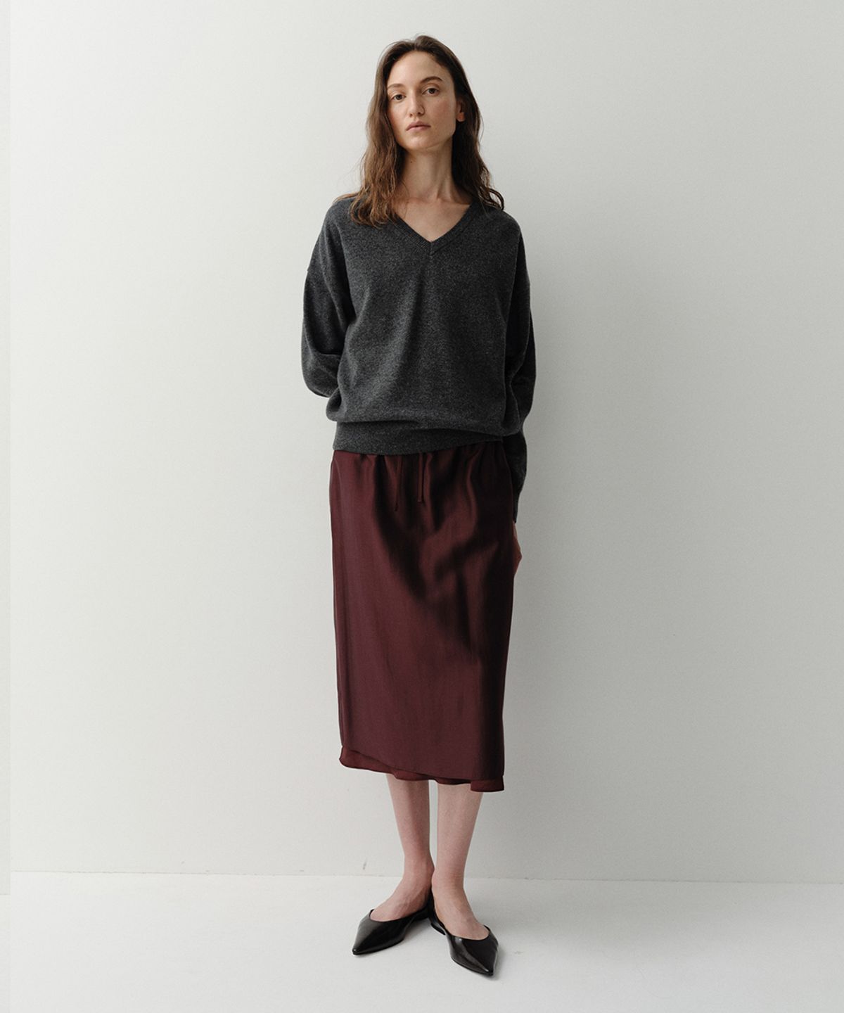 이아(EAAH) RODE CASHMERE V NECK PULLOVER (CHARCOAL)