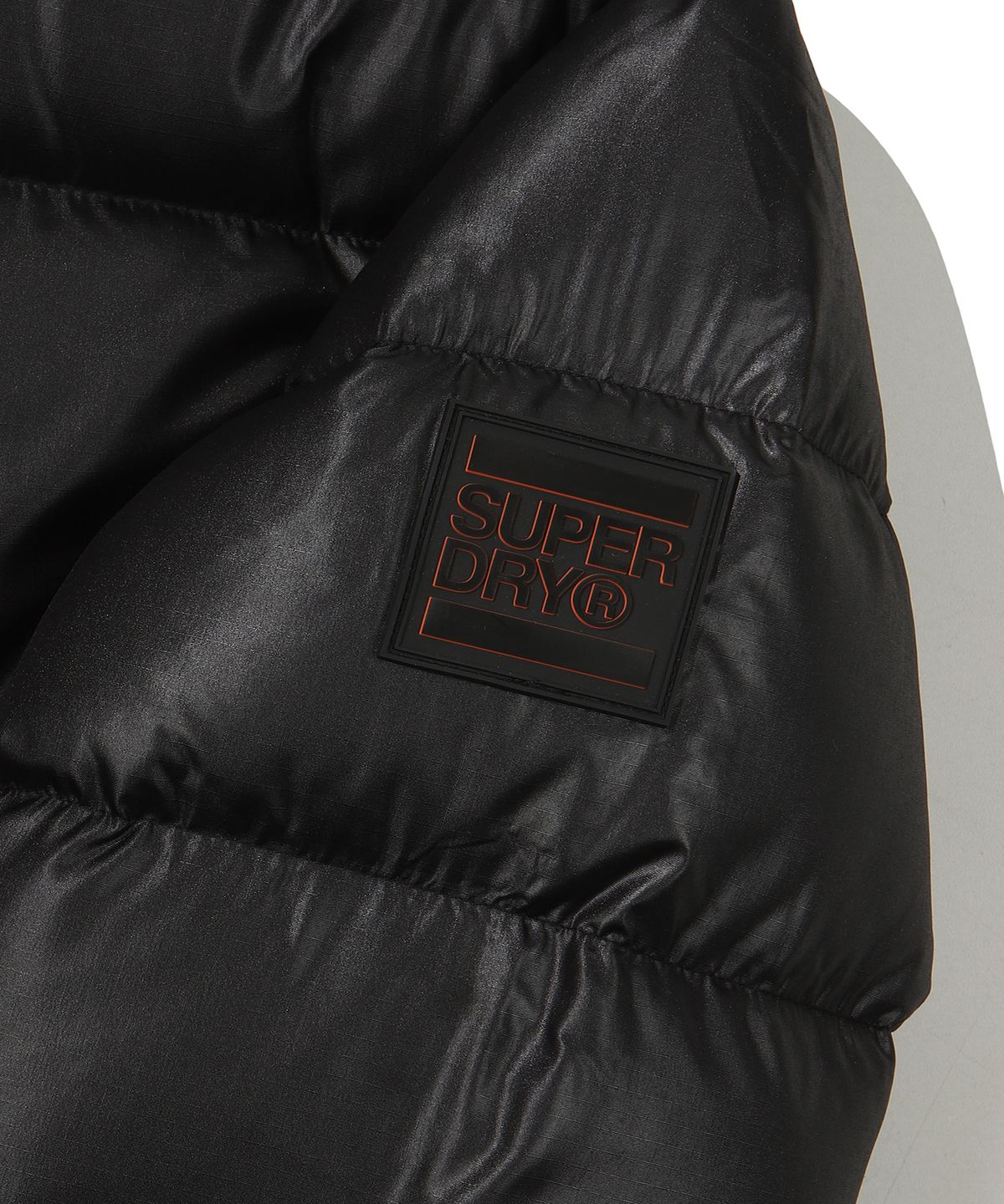 슈퍼드라이(SUPERDRY) 에센셜 덕다운 숏패딩 블랙