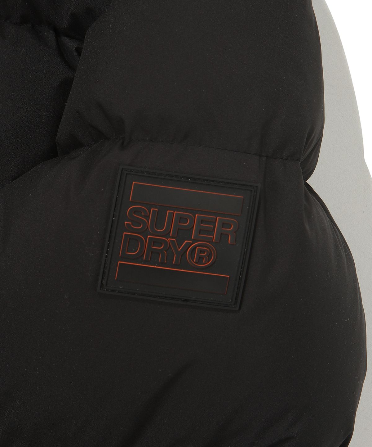 슈퍼드라이(SUPERDRY) 에센셜 덕다운 롱패딩 블랙