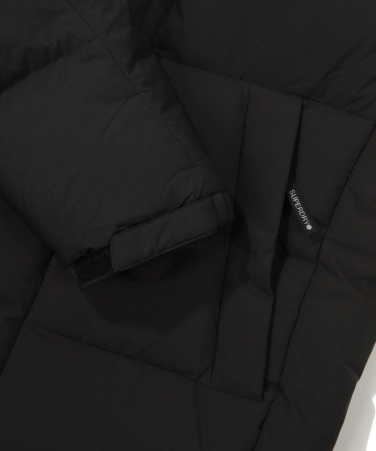 슈퍼드라이(SUPERDRY) 에센셜 덕다운 롱패딩 블랙
