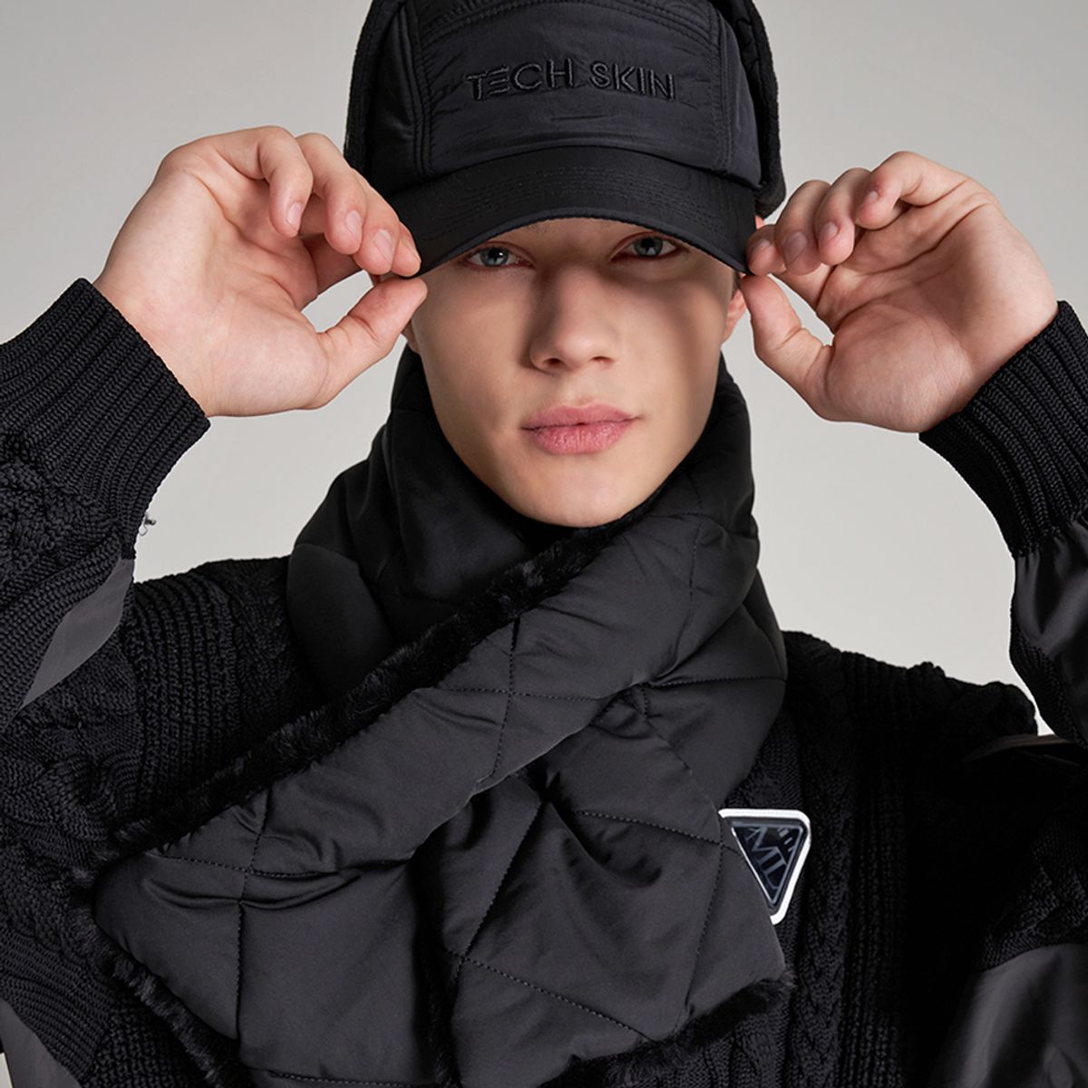 테크스킨(TECHSKIN) 패딩 리버시블 넥워머 블랙