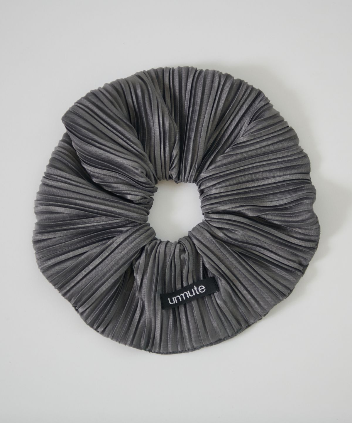 언뮤트(UNMUTE) PLEATED BIG SCRUNCHIE_GREY