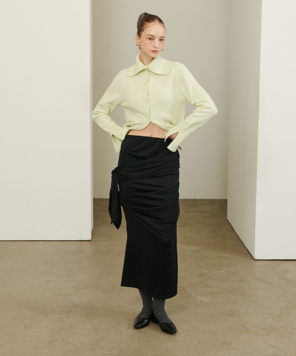 언뮤트(UNMUTE) DRAPERY RIBBON TIE SKIRT_BLACK