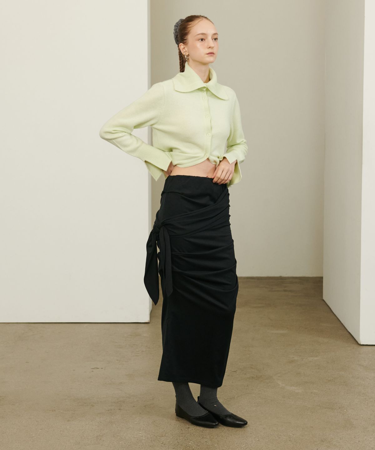 언뮤트(UNMUTE) DRAPERY RIBBON TIE SKIRT_BLACK