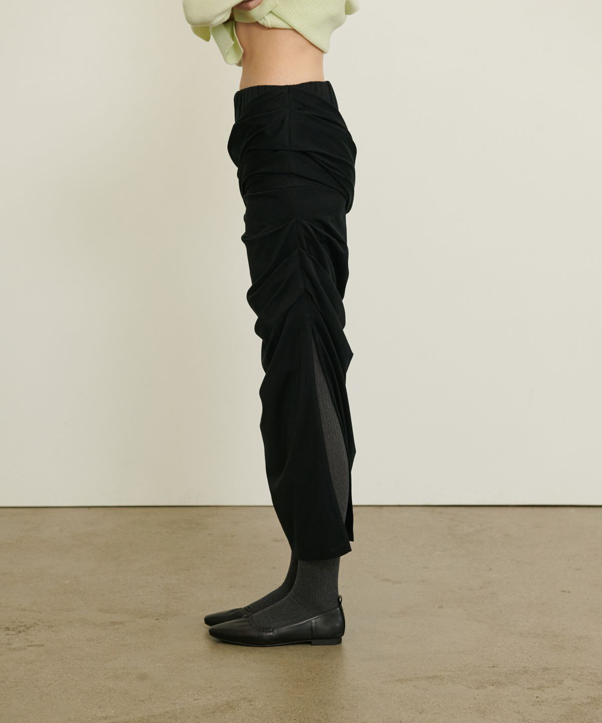 언뮤트(UNMUTE) DRAPERY RIBBON TIE SKIRT_BLACK