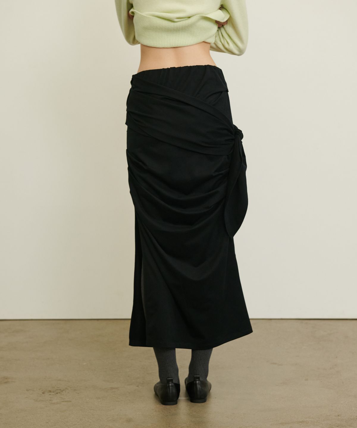언뮤트(UNMUTE) DRAPERY RIBBON TIE SKIRT_BLACK