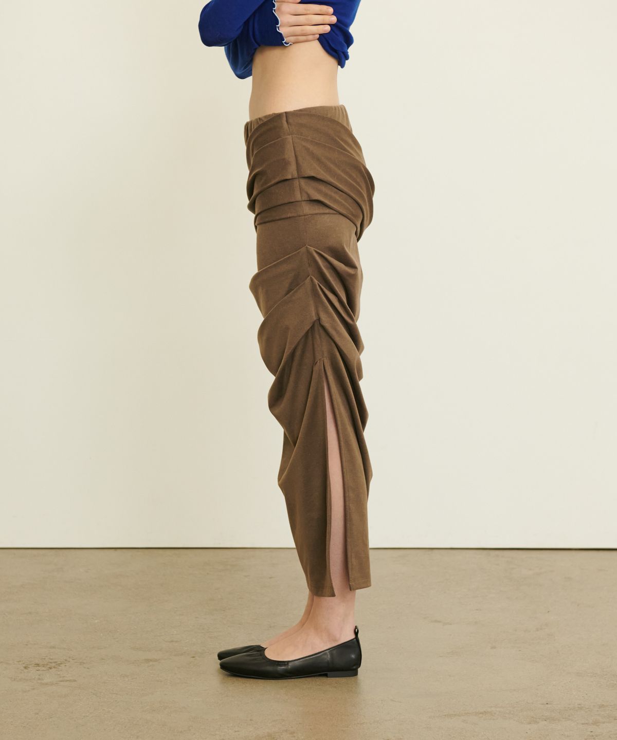 언뮤트(UNMUTE) DRAPERY RIBBON TIE SKIRT_BROWN