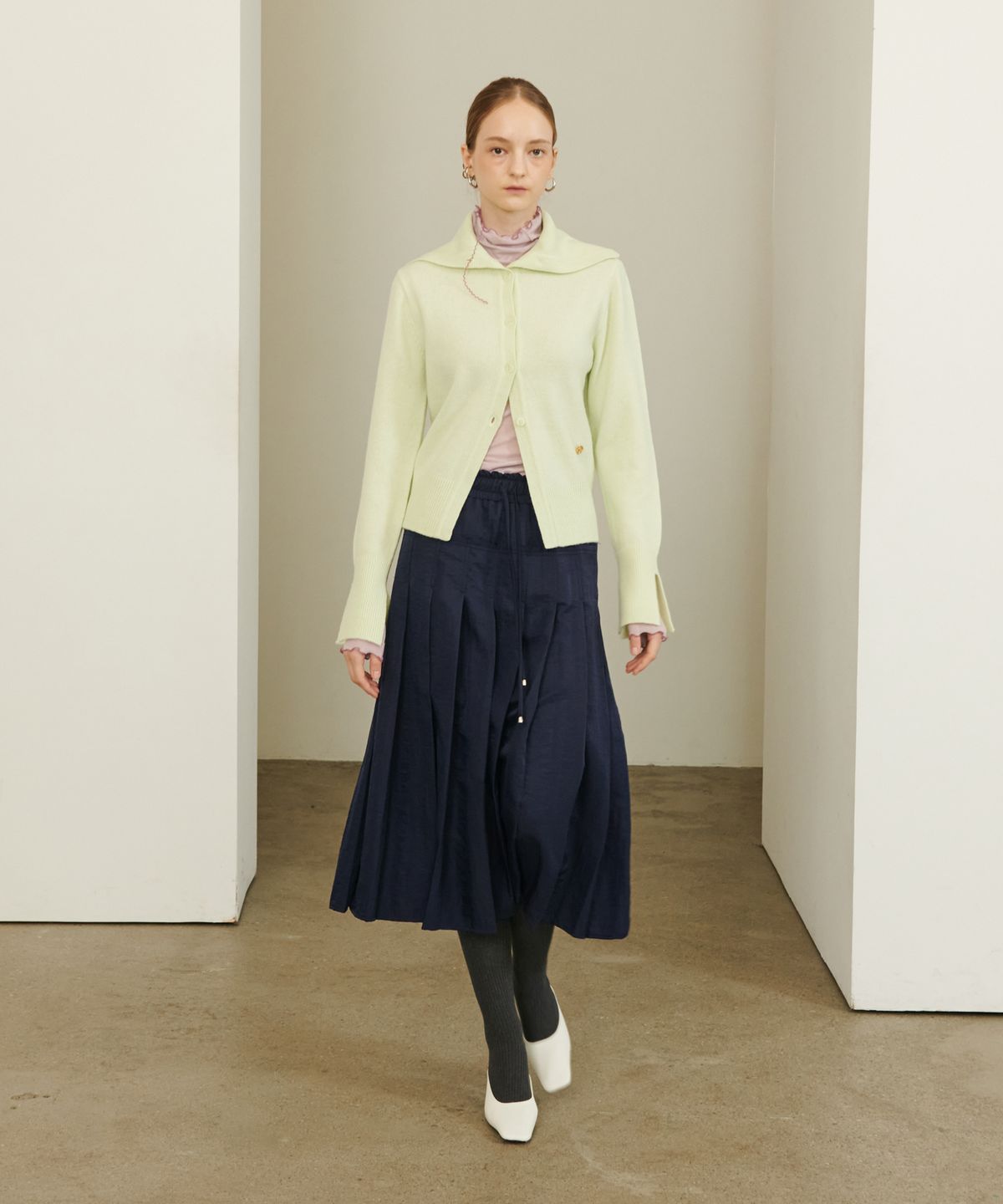 언뮤트(UNMUTE) NEW MODERN PLEATED SKIRT_NAVY