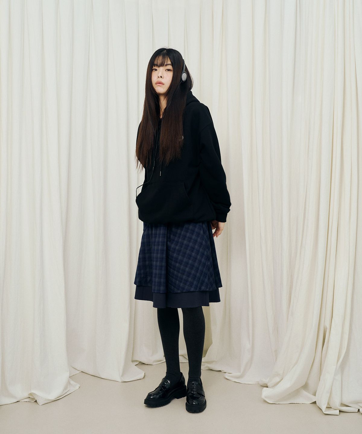 미헤브(MIHEV) [UNISEX] 클래식 스몰 심볼 후드 블랙