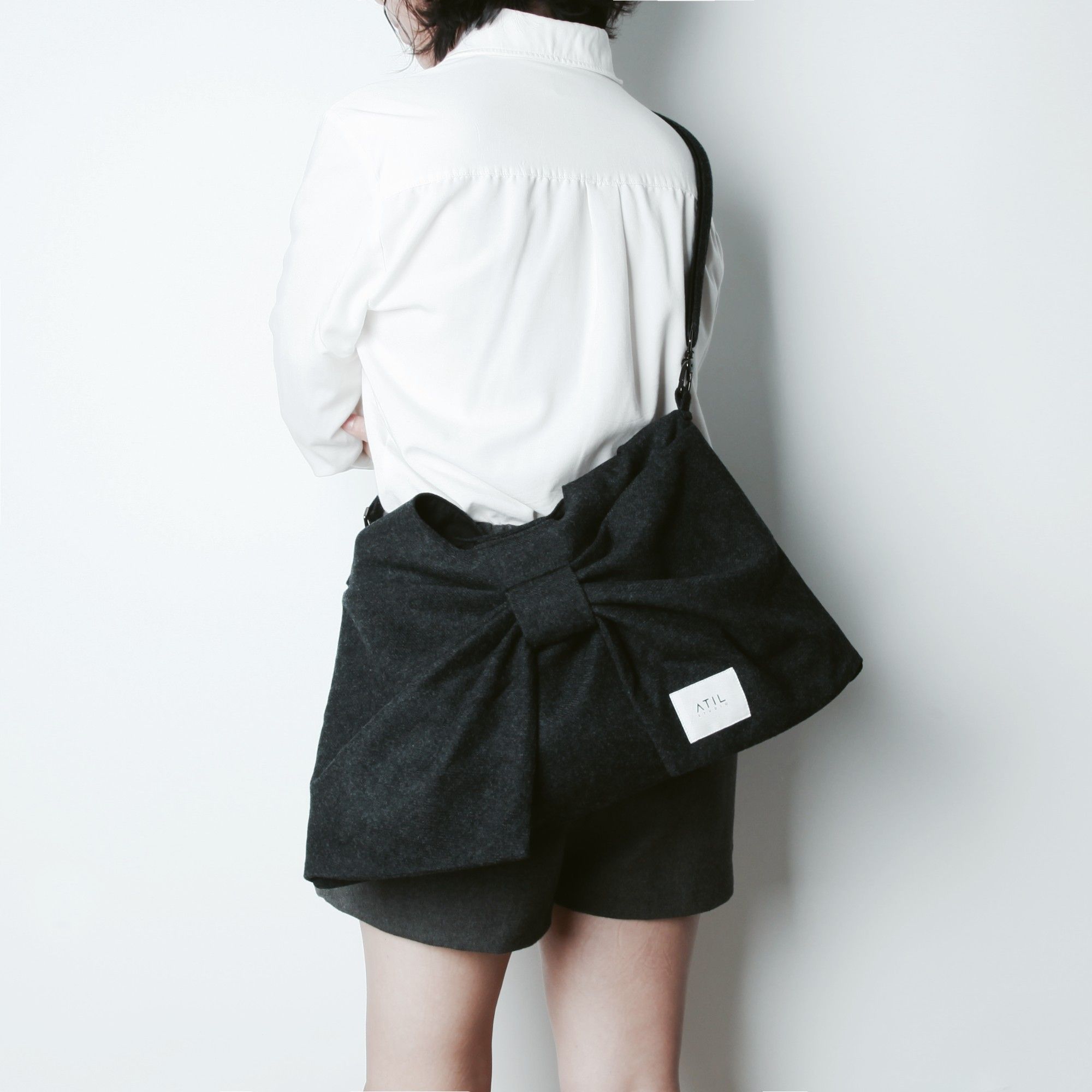 ショルダーバッグ・ポシェット Our Dewey Ribbon Hobo Shoulder and Crossbody Bag Charcoal Our Dewey Ribbon Hobo Shoulder and Crossbody Bag Charcoal