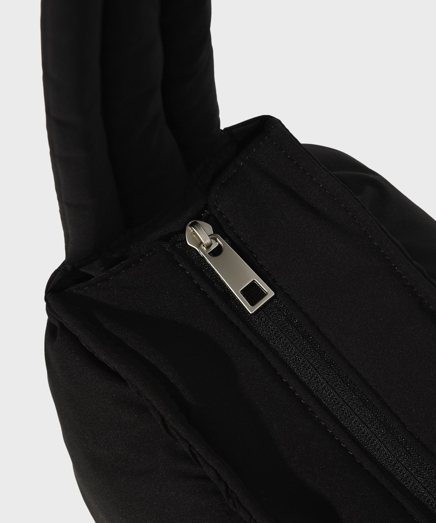 【FALLETT】Flower keyring padded bag★送料・関税込 MUSINSA | FALLETT Flower Keyring Padded Bag Light Gray