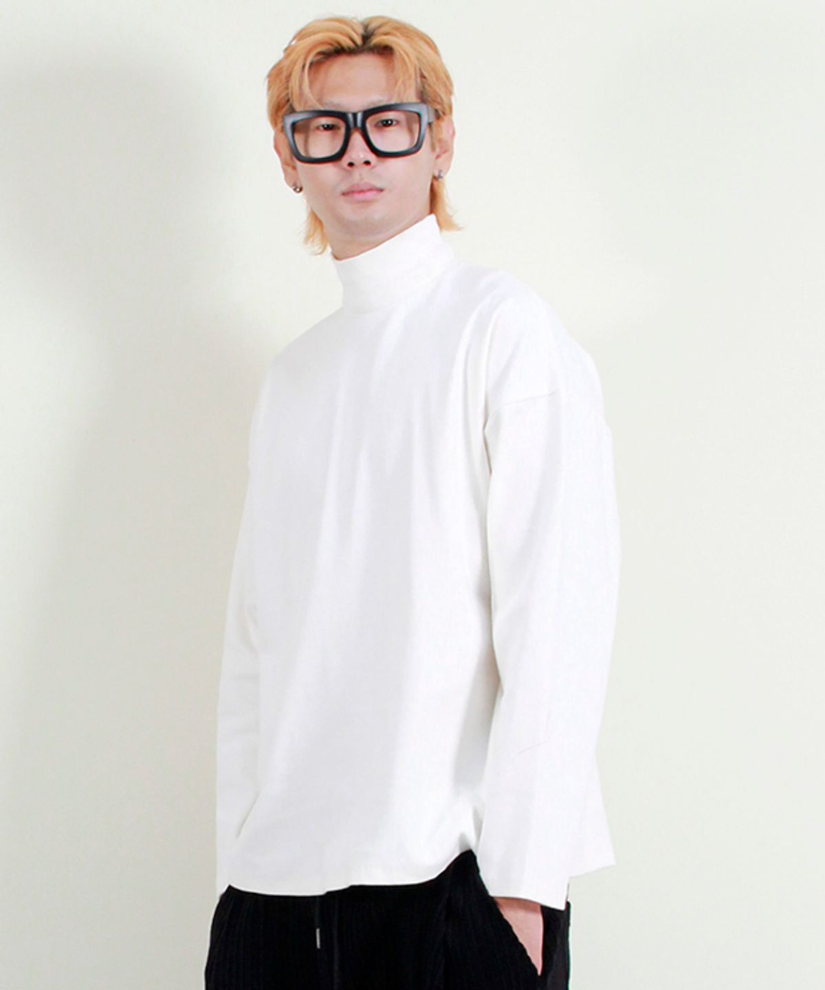 드마크(DEMARC) 오버핏 터틀 넥 긴팔 티셔츠 아이보리