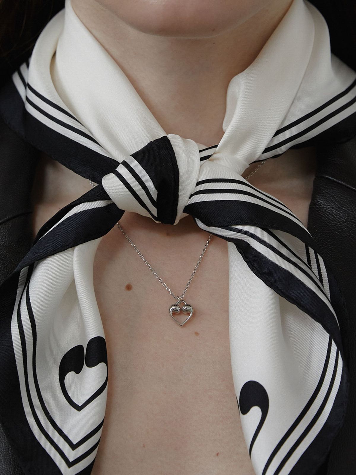 러브미몬스터(LOVE ME MONSTER) Mont Logo Square Silk Scarf (L243MSF010)