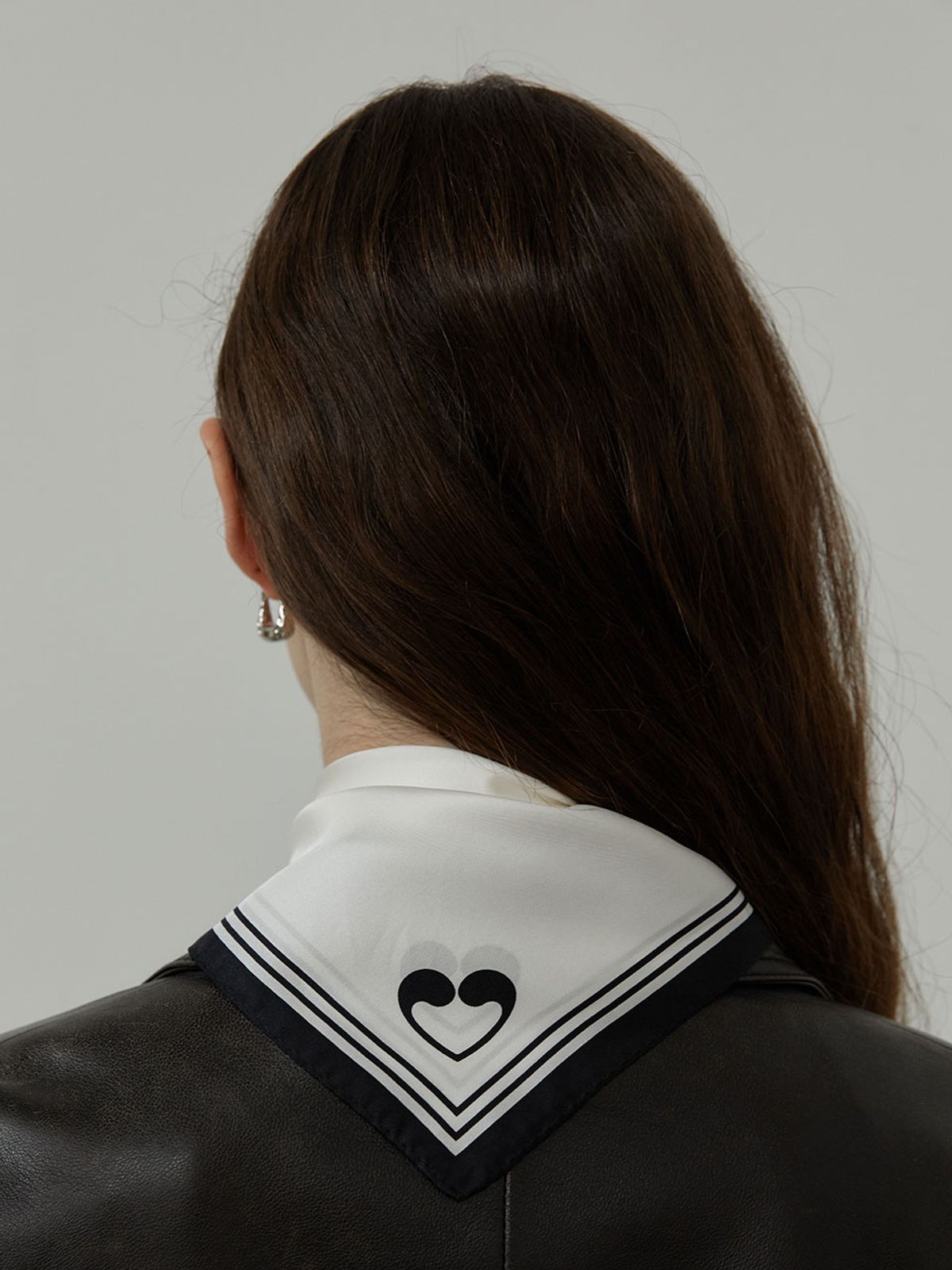 러브미몬스터(LOVE ME MONSTER) Mont Logo Square Silk Scarf (L243MSF010)