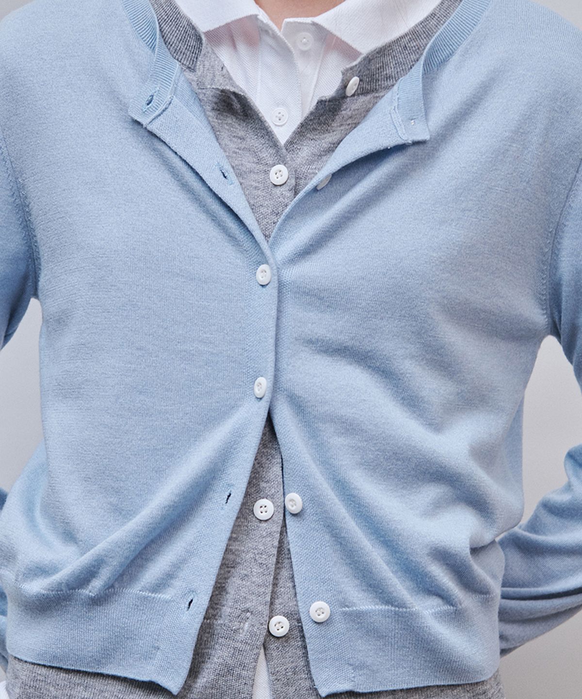아위(AHWE) COLOR-BLOCK CARDIGAN_Sky Blue