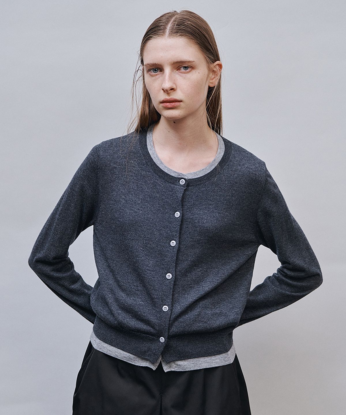 아위(AHWE) COLOR-BLOCK CARDIGAN_Charcoal