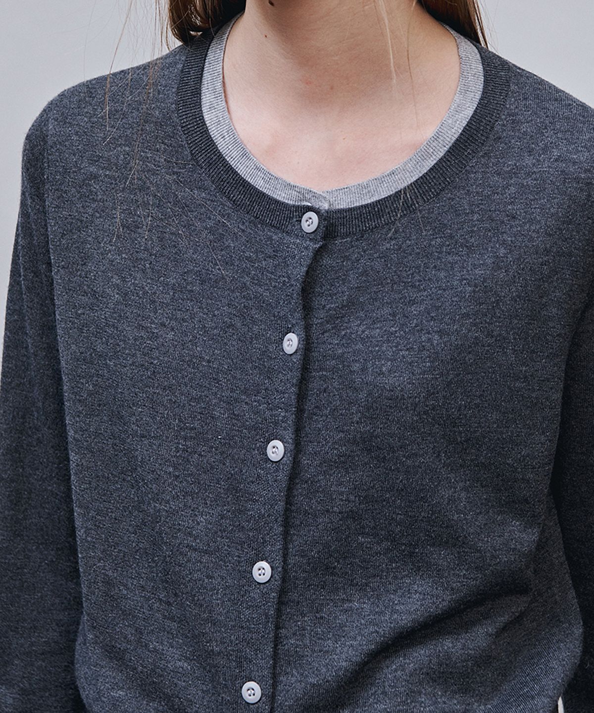 아위(AHWE) COLOR-BLOCK CARDIGAN_Charcoal