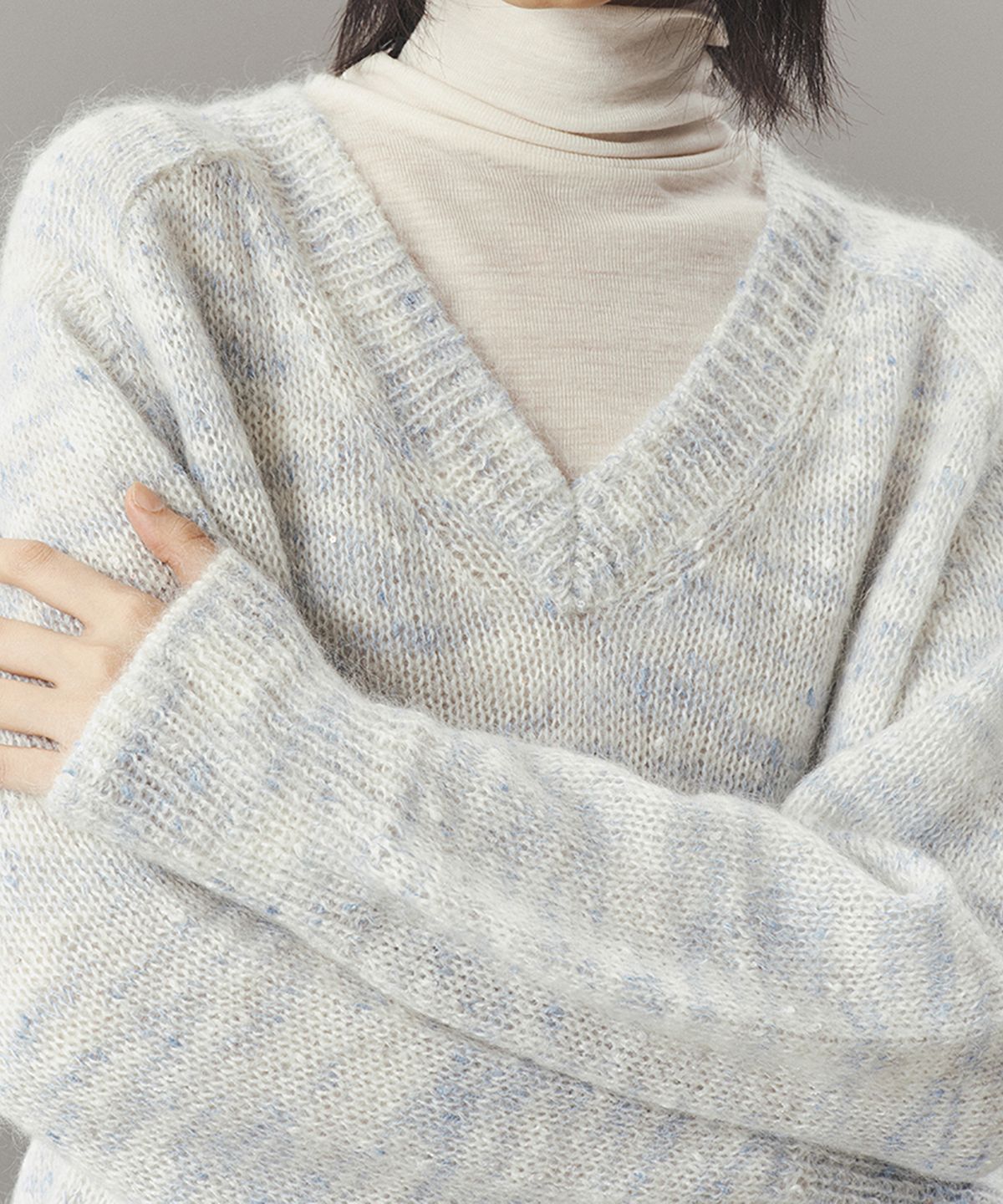 아위(AHWE) MOHAIR V-NECK SWEATER_BLUE