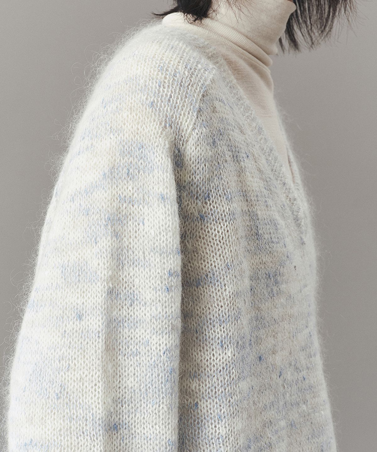 아위(AHWE) MOHAIR V-NECK SWEATER_BLUE