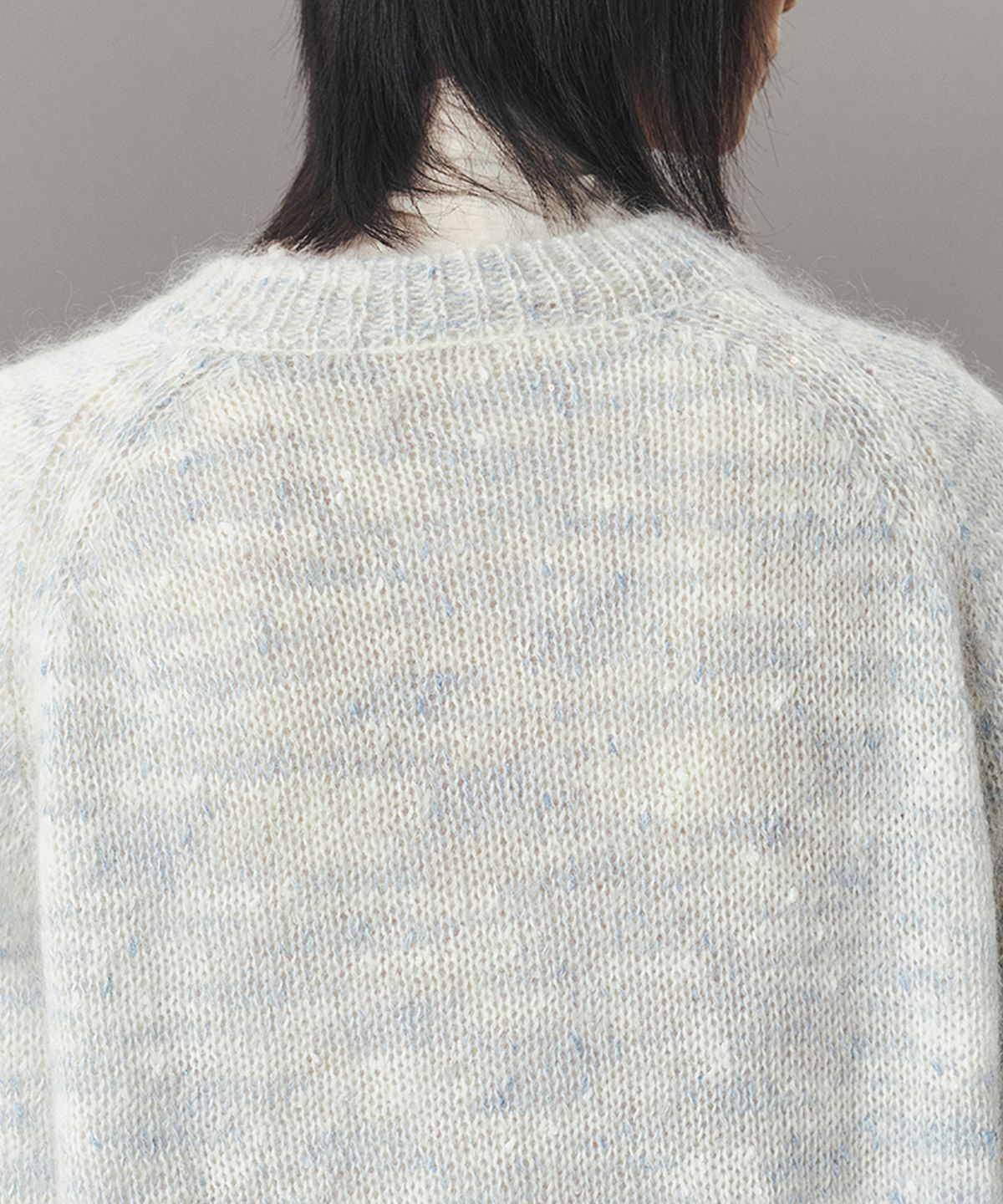 아위(AHWE) MOHAIR V-NECK SWEATER_BLUE