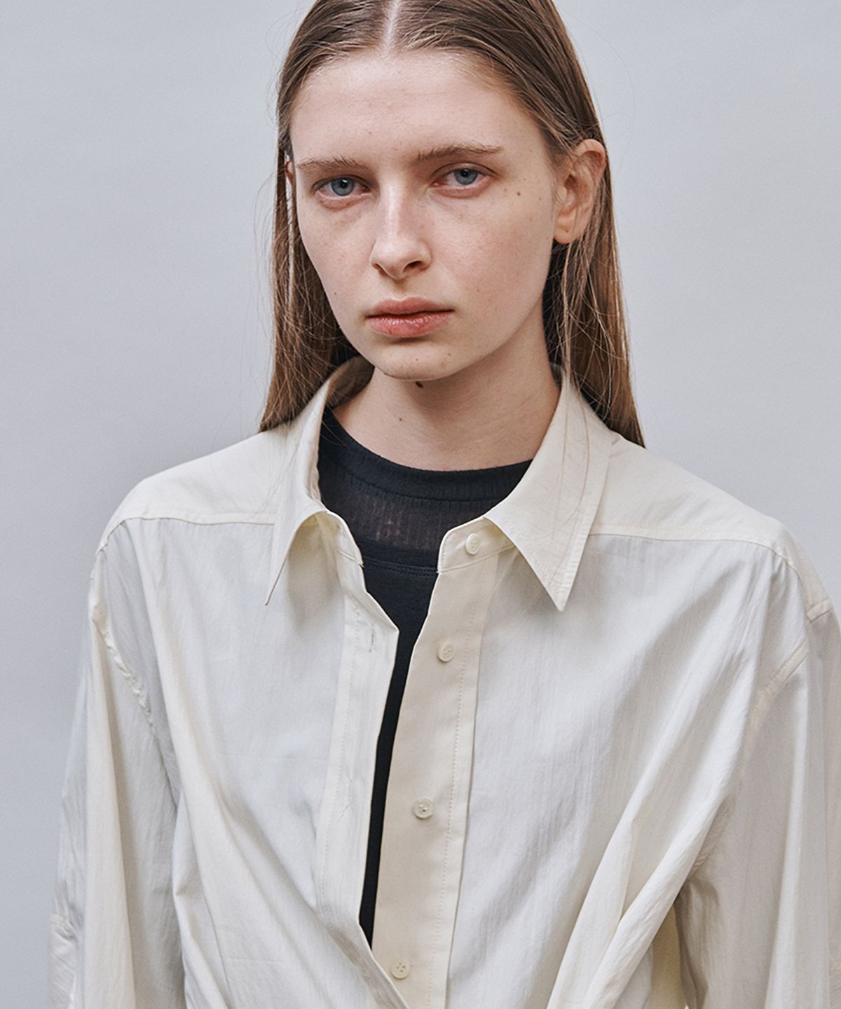 아위(AHWE) STRAP TUCKED SHIRT_Cream
