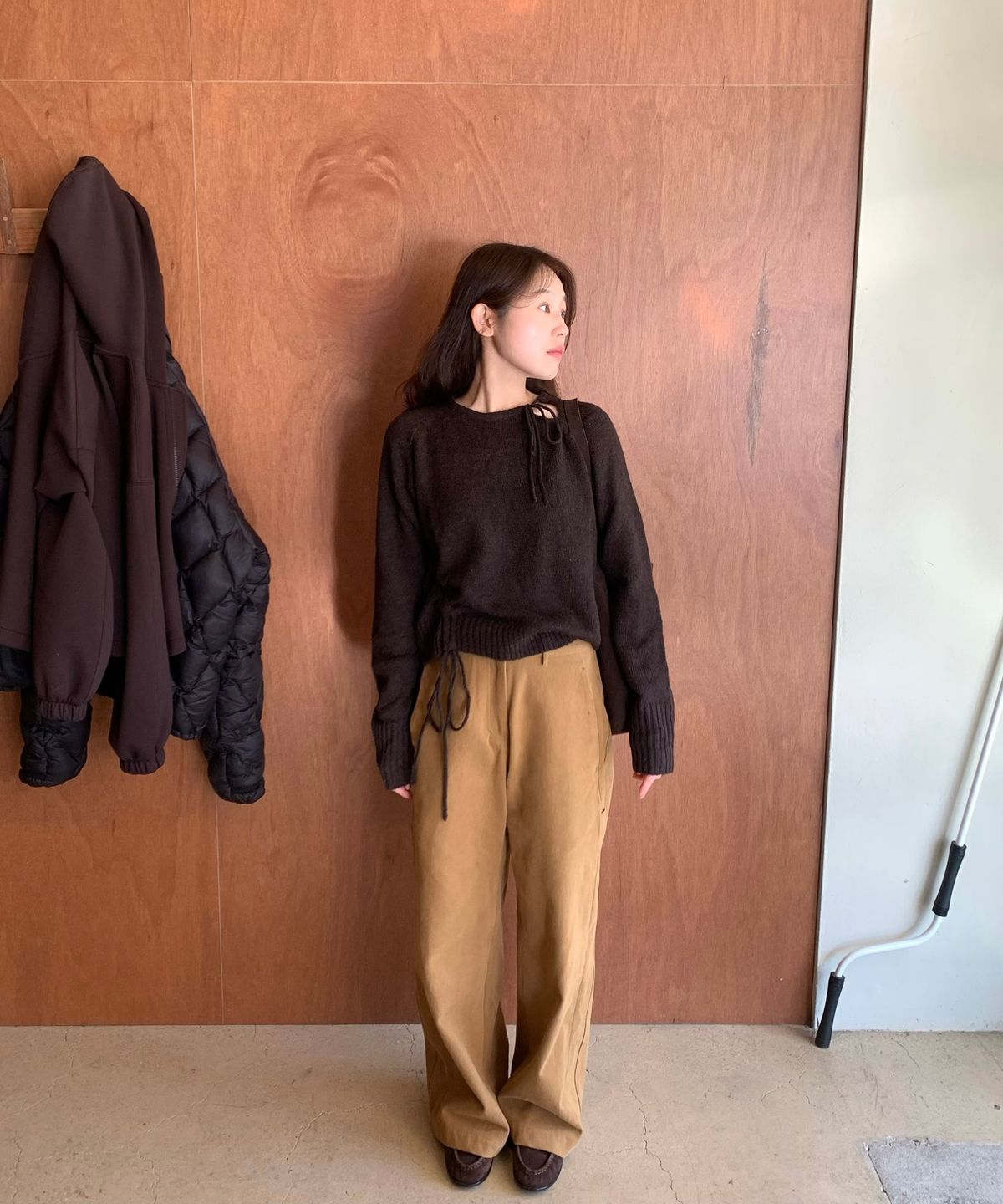 아위(AHWE) STRING SWEATER_BROWN