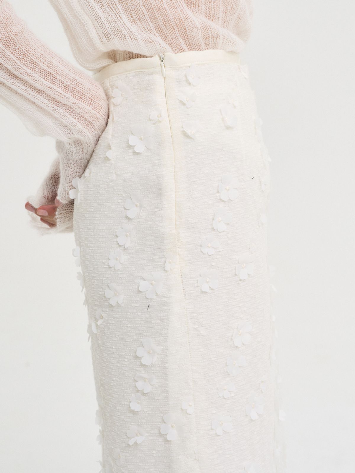 쏘리, 투 머치 러브(SORRY, TOO MUCH LOVE) Charlotte Flower Fringe H Line Skirts_Ivory