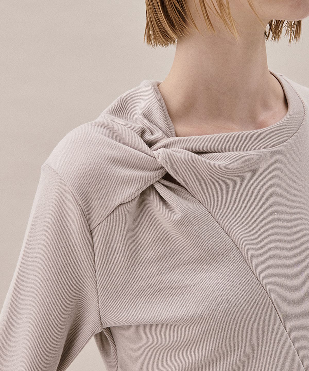 아위(AHWE) TWISTED T-SHIRT_LIGHT GREY