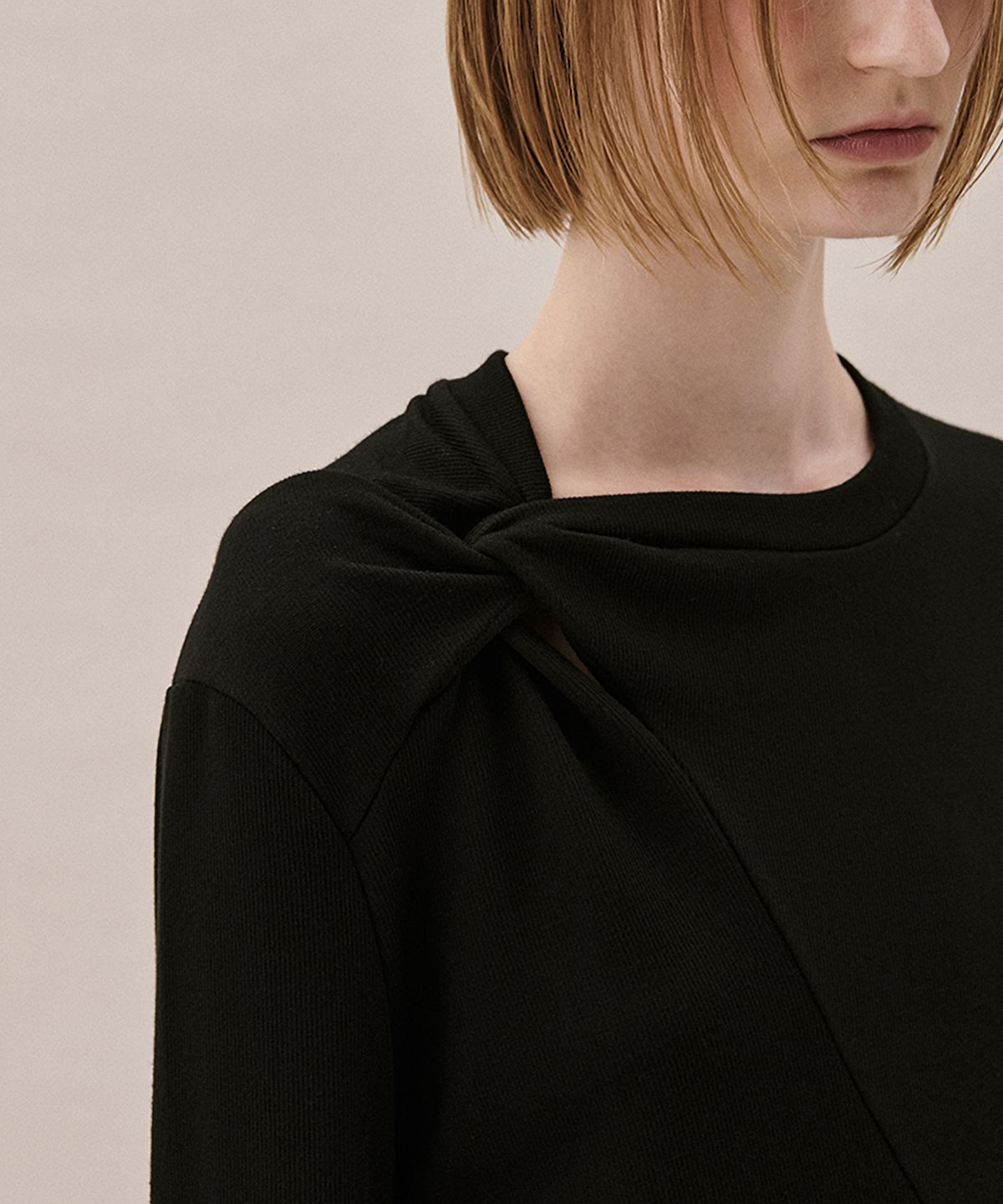 아위(AHWE) TWISTED T-SHIRT_BLACK