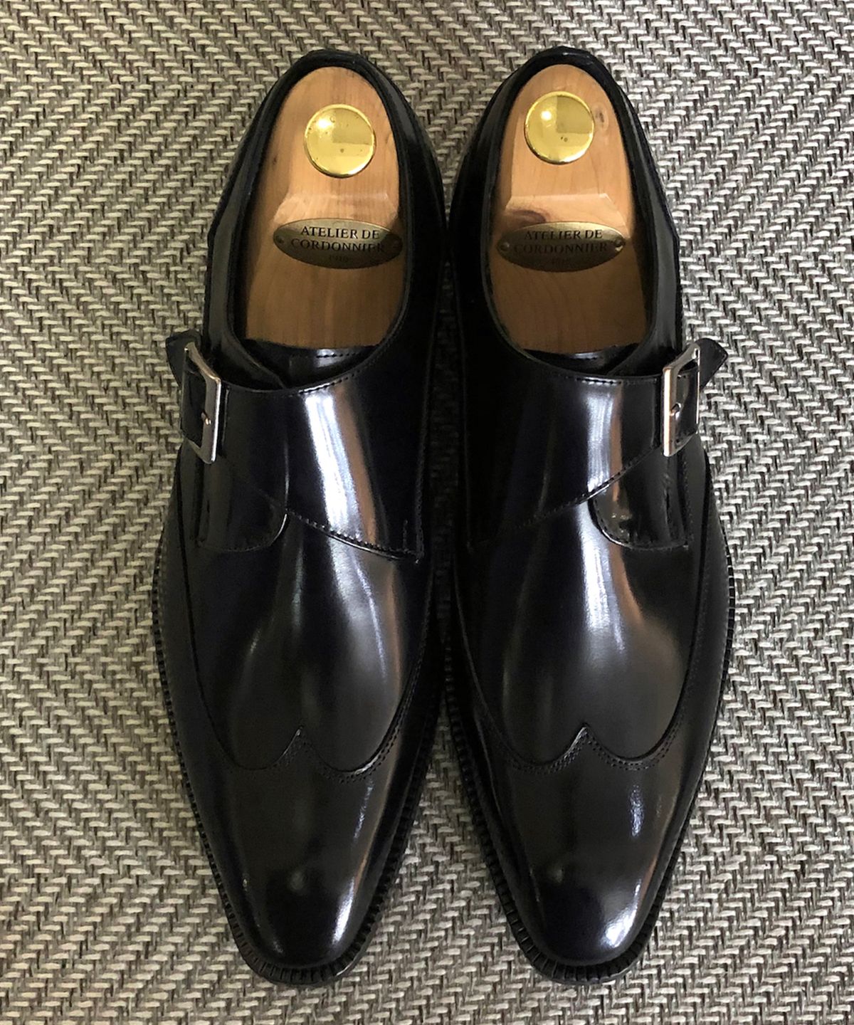 조앤슈(JOENSHOE) 놉 베이커 윙팁 원몽크 블랙복스