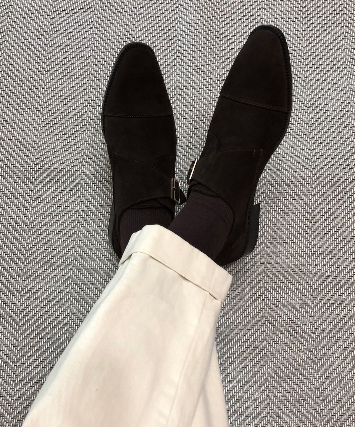 조앤슈(JOENSHOE) 르누아르 골드버클 스웨이드 싱글 몽크스트랩 다크브라운